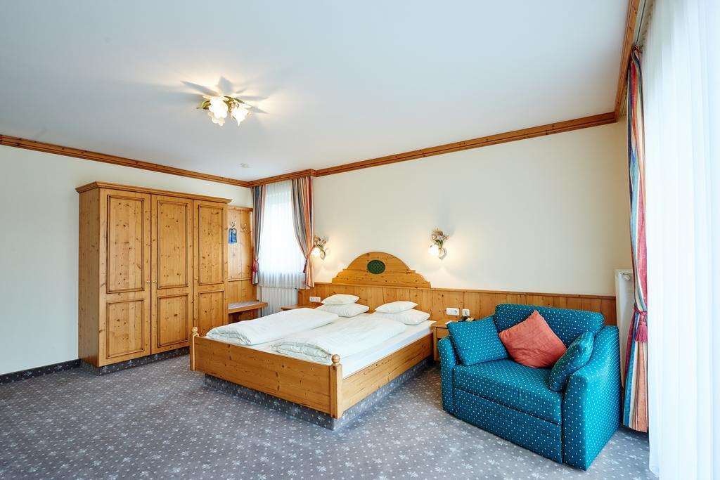 Hotel Am See Neutraubling Oda fotoğraf